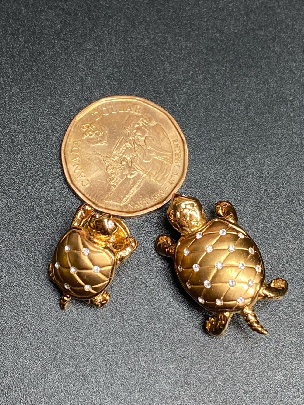 🍇 Pair of Swarovski Gold Tone Turtles Momma with Baby Turtle Brooch & Stick Pin - Picture 8 of 11